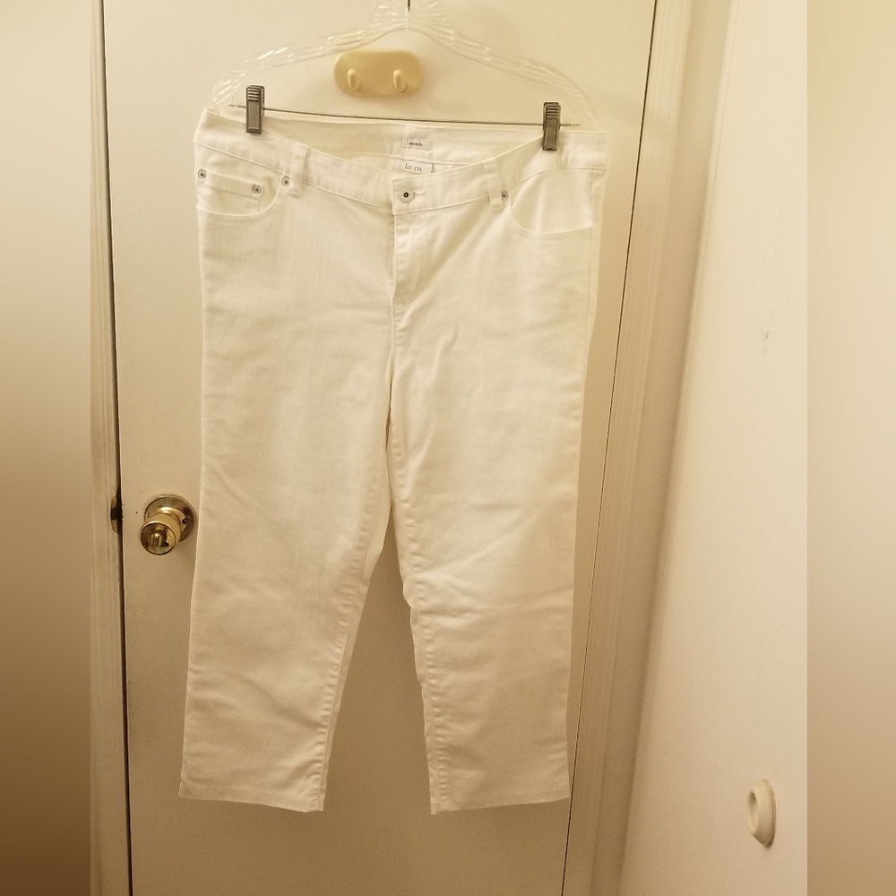 Womens LIZ & CO white cropped Jean's. Size 14